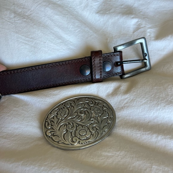 Leather belt with interchangeable pewter belt buckle. - Picture 2 of 5